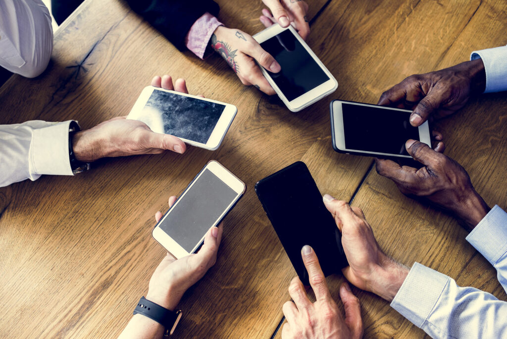 Vários celulares conectados